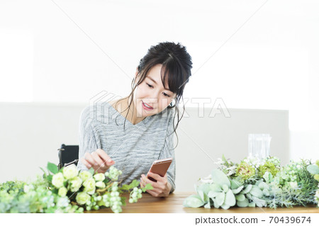 婦女的鮮花插花植物園藝生活方式 70439674