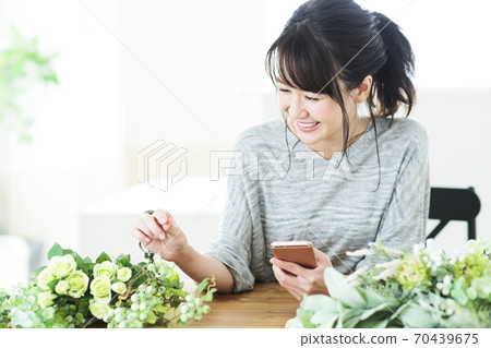 婦女的鮮花插花植物園藝生活方式 婦女的鮮花插花植物園藝生活方式 70439675