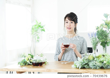 Women's flowers, flower arrangements, botanical gardening, lifestyle Women's flowers, flower arrangements, botanical gardening, lifestyle 70439676