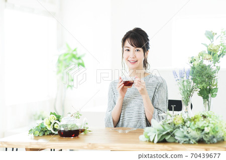 Women's flowers, flower arrangements, botanical gardening, lifestyle Women's flowers, flower arrangements, botanical gardening, lifestyle 70439677