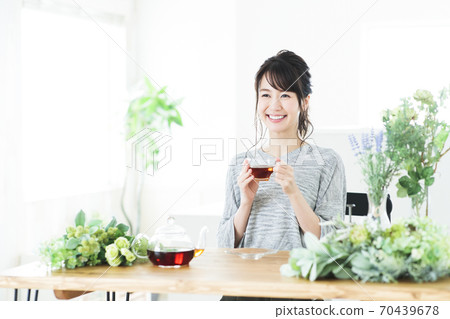 婦女的鮮花插花植物園藝生活方式 70439678