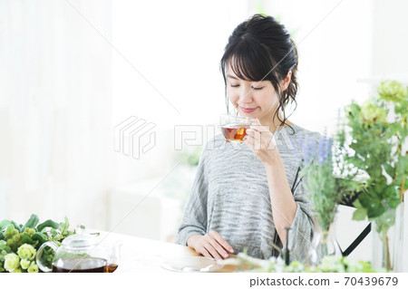 婦女的鮮花插花植物園藝生活方式 70439679