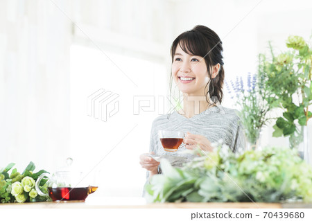 婦女的鮮花插花植物園藝生活方式 70439680
