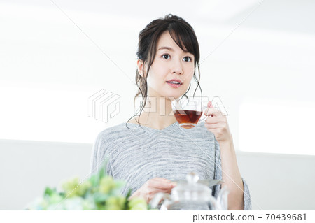 婦女的鮮花插花植物園藝生活方式 70439681