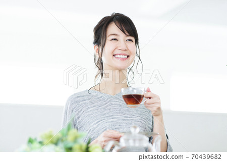 婦女的鮮花插花植物園藝生活方式 70439682