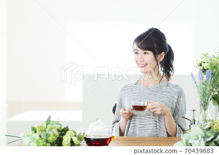 婦女的鮮花插花植物園藝生活方式 70439683