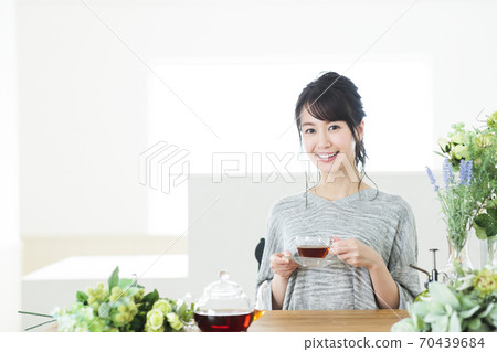 婦女的鮮花插花植物園藝生活方式 70439684
