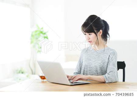 女性生活PC遠程辦公生活方式 70439685