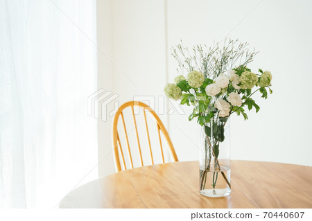 Table flowers 70440607