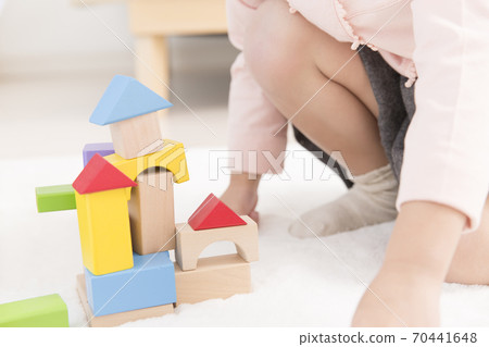 玩積木的女孩 70441648