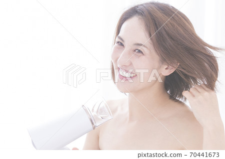 Women dry hair 70441673