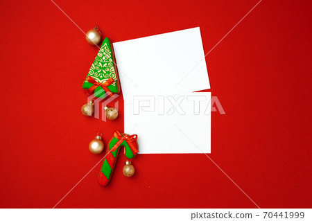 Blank sheet of paper with gingerbread cookies on red background 70441999