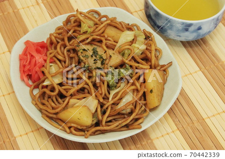 Yakisoba with potatoes 70442339