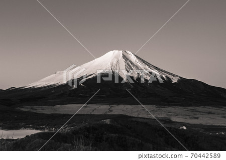 從石原山（冬季）的山頂看到的黎明時分的富士山：單色 70442589
