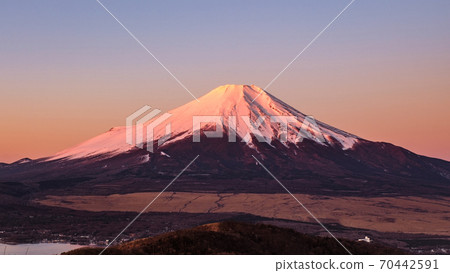 Mt. Fuji at dawn seen from the summit of Mt. Ishiwari (winter) Mt. Fuji at dawn seen from the summit of Mt. Ishiwari (winter) 70442591