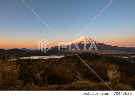 從石原山的山頂看到的黎明的富士山（冬季） 70442629