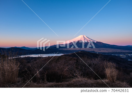 從石原山的山頂看到的黎明的富士山(冬季) 從石原山的山頂看到的黎明的富士山(冬季) 70442631