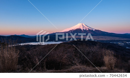 Mt. Fuji at dawn seen from the summit of Mt. Ishiwari (winter) Mt. Fuji at dawn seen from the summit of Mt. Ishiwari (winter) 70442634