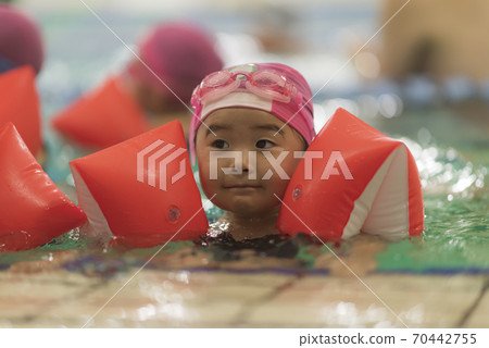 Children attending a swimming school 70442755