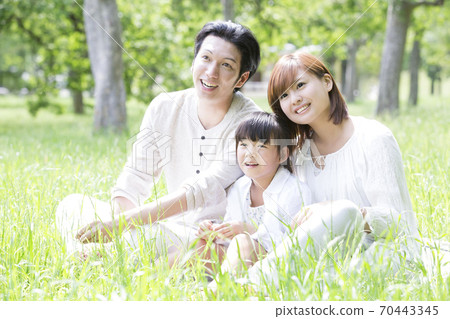 Smile parent and child 70443345