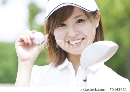 A woman with a golf ball 70443681