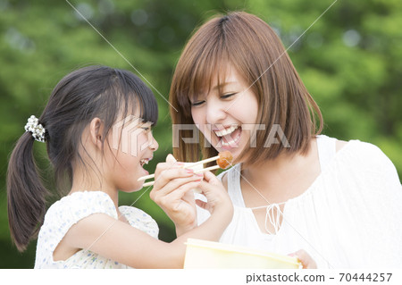 父母在野餐 70444257