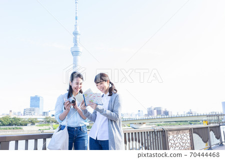 帶指南旅行的婦女 70444468