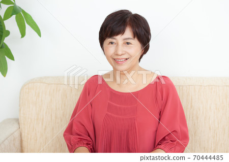 Senior women who care about beauty Senior women who care about beauty 70444485