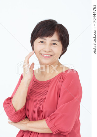 關心美麗的高級女性 關心美麗的高級女性 70444762