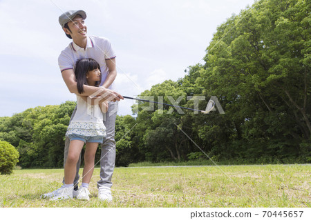 父母和孩子在打高爾夫球 70445657