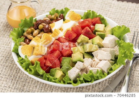雞肉，牛油果和番茄凹凸沙拉 70446285