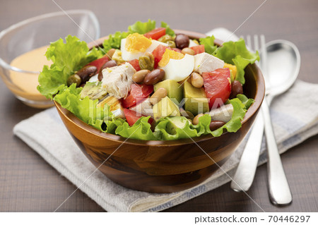 Chicken, avocado and tomato cobb salad Chicken, avocado and tomato cobb salad 70446297