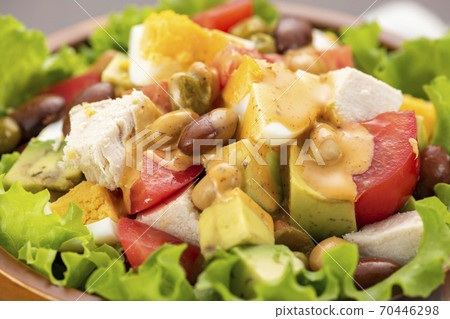 雞肉，牛油果和番茄凹凸沙拉 70446298