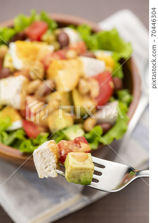 Chicken, avocado and tomato cobb salad 70446304