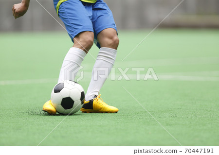 Man to dribble 70447191
