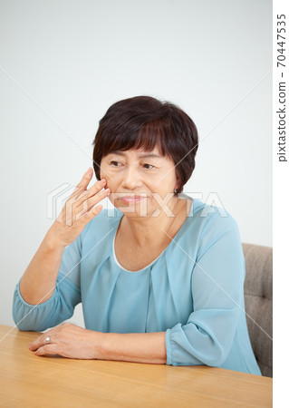 Senior women who care about beauty 70447535