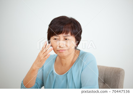 Senior women who care about beauty 70447536