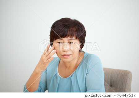 Senior women who care about beauty 70447537