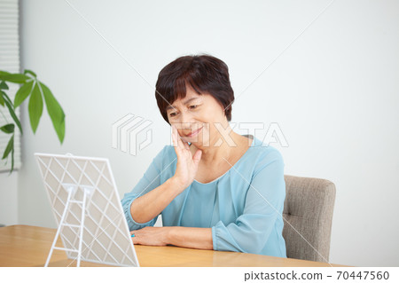 關心美麗的高級女性 70447560