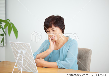 關心美麗的高級女性 關心美麗的高級女性 70447561