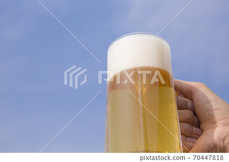 Hand holding a beer mug 70447818