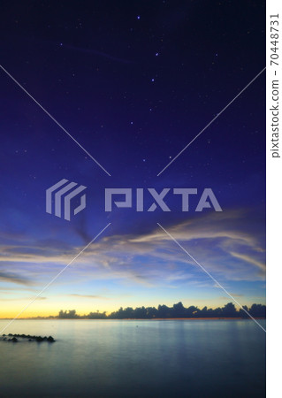 Afterglow and starry sky seen on the dark coast (Amami Islands, Kagoshima Prefecture, Okinoerabujima) 70448731