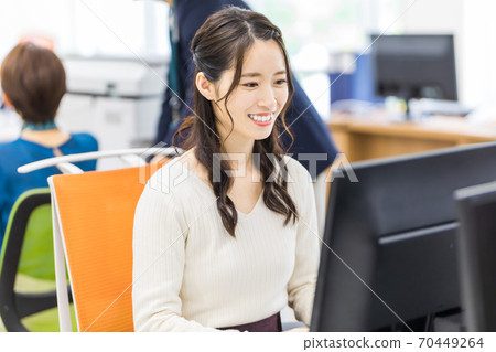 做文書工作的女商人在辦公室 做文書工作的女商人在辦公室 70449264