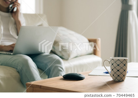 在家坐沙發和完成在家/遠程工作的一個人的圖像 在家坐沙發和完成在家/遠程工作的一個人的圖像 70449465