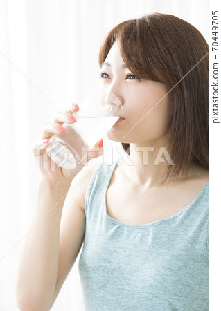 一個女人喝水 70449705