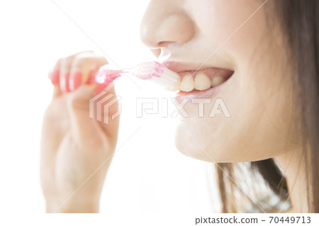 A woman who brushes teeth 70449713