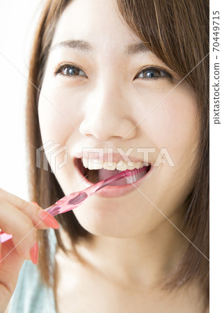 A woman who brushes teeth 70449715