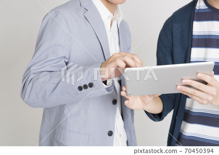 一個人看著一台平板電腦 一個人看著一台平板電腦 70450394