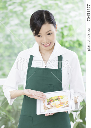 女店員解釋菜單 女店員解釋菜單 70451277
