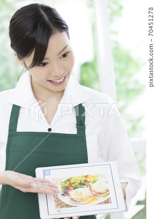 女店員解釋菜單 女店員解釋菜單 70451278